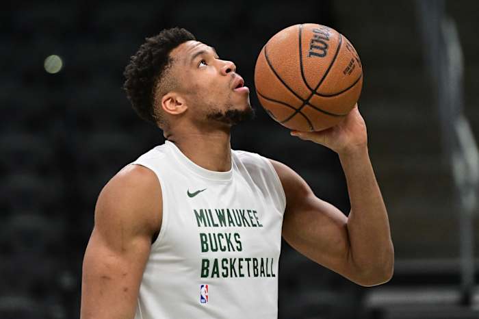 Milwaukee Bucks forward Giannis Antetokounmpo (34) warms up before game